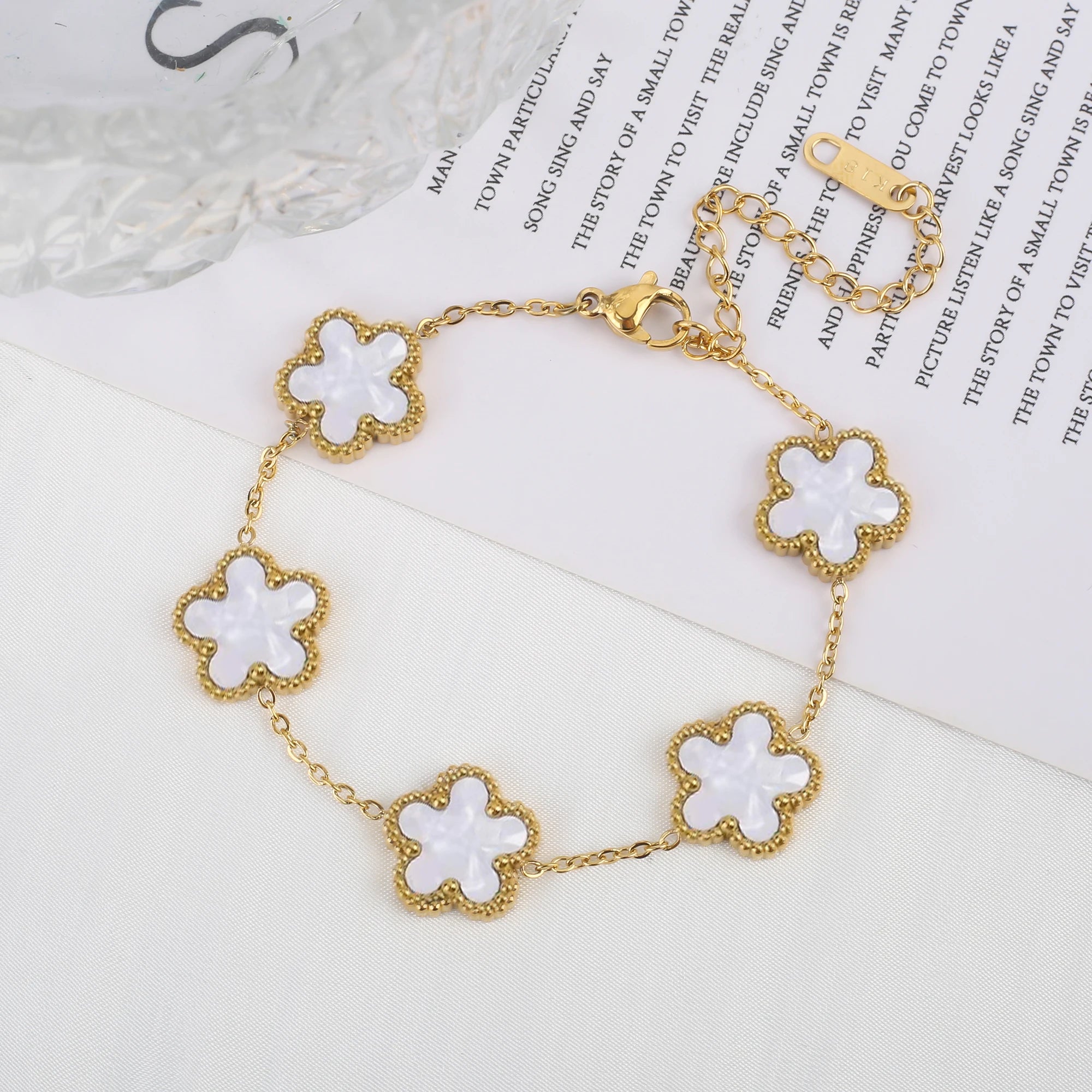 Light Luxury Stainless Steel Hot Sale Black and White Shell Five Leaf Flower Bracelet Simple Woman Fashion Daily Party Jewelry C