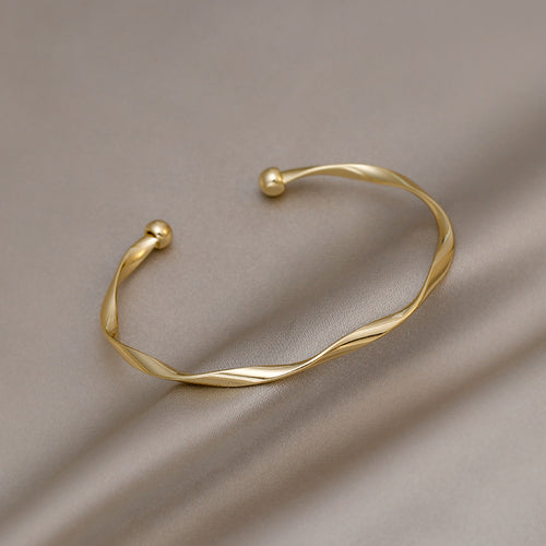 A Sleek And Stylish Twisted Texture Golden Bangle